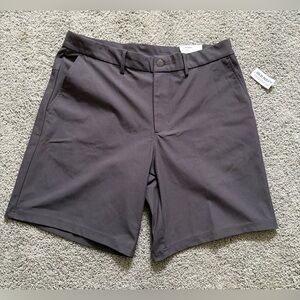 Old Navy Tech Hybrid Shorts Gray 4 Way Stretch Mens Size 33 Go Dry Cool NWT